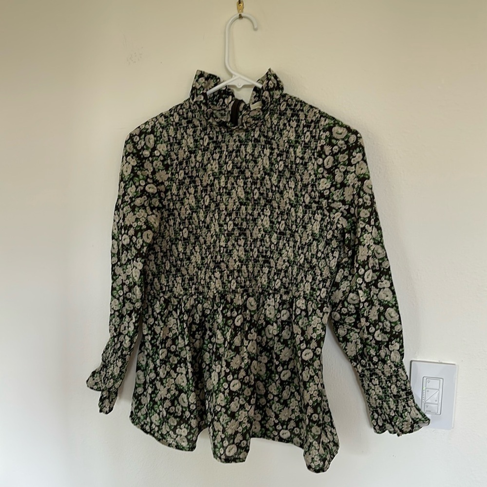 Tuckernuck Feminine Floral Smocked Puff Sleeve Top – Size M